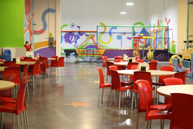 Comedor y zona de juegos